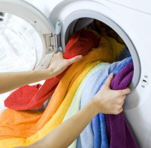 usando uma máquina de lavar roupas