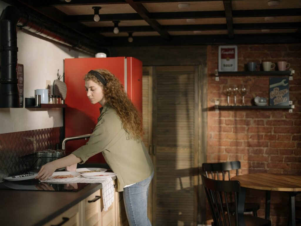 mulher lavando louças em cozinha